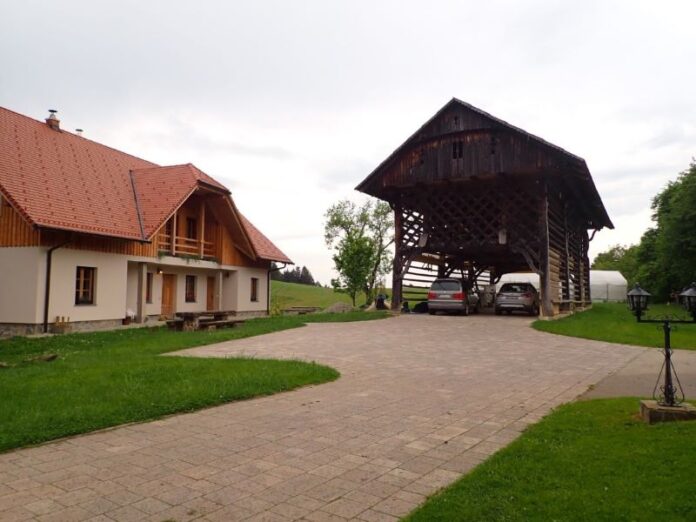 Ekološko turistična kmetija Lešnik