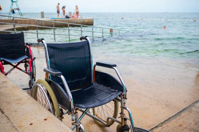 Invalidski voziček na plaži