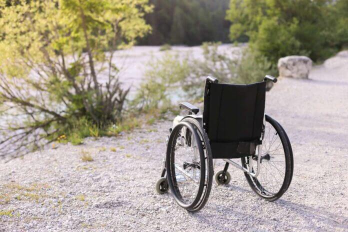 Invalidski voziček na pesku