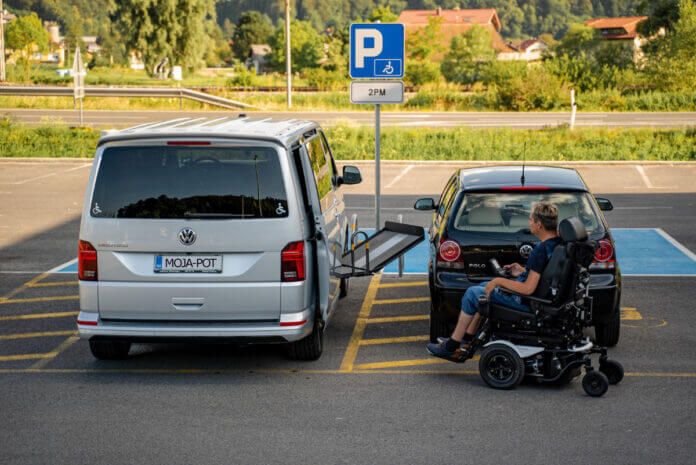 Zaparkiranje samostojnega voznika invalida.