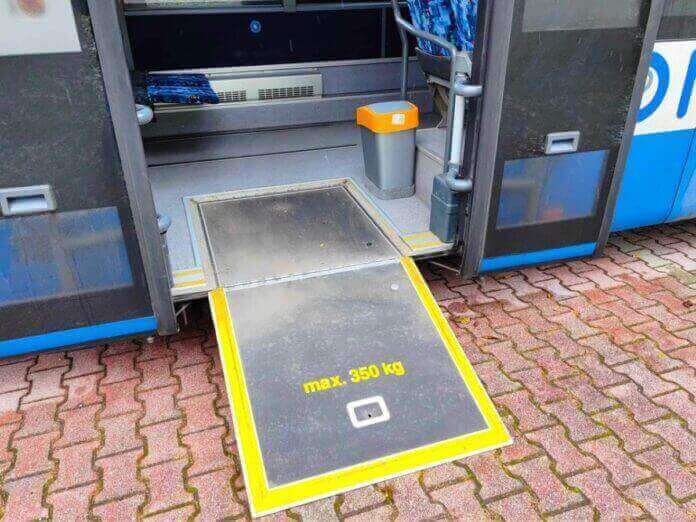 Avtobus s klančino za vstop osebe na vozičku.