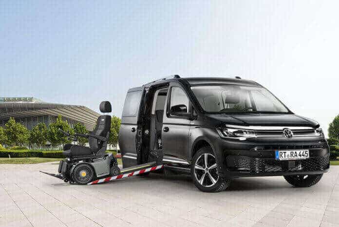 Vozilo Volkswagen Caddy s stransko rampo in invalidskim vozičkom na njej.