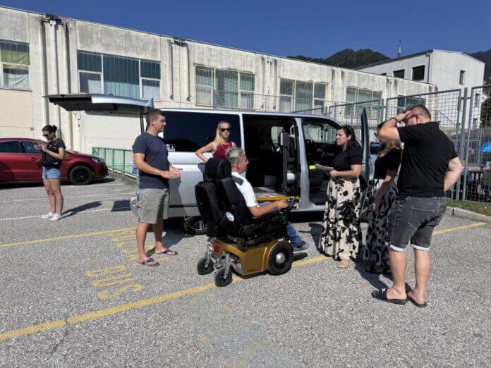 Mobilnost brez ovir, obiskovalci in organizator ob prilagojenem vozilu