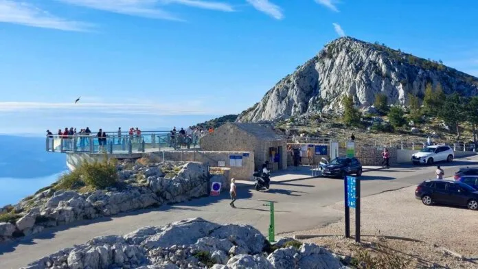 Pogled na parkirišče in ploščad Skywalk Biokovo.