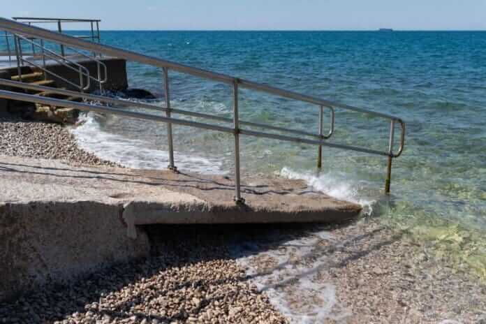 Klančina za invalidski voziček, speljana v morje.