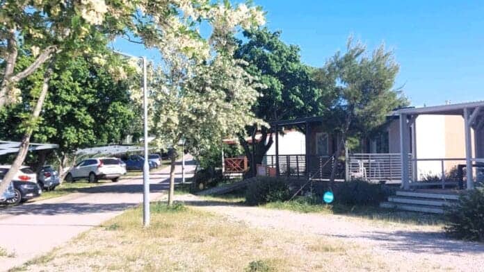 Parkirišče in mobilna hiška z izboljšano dostopnostjo za invalide – Omišalj, otok Krk