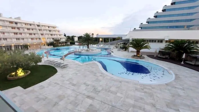 Hotel Olympia Sky, pogled na zunanji bazen