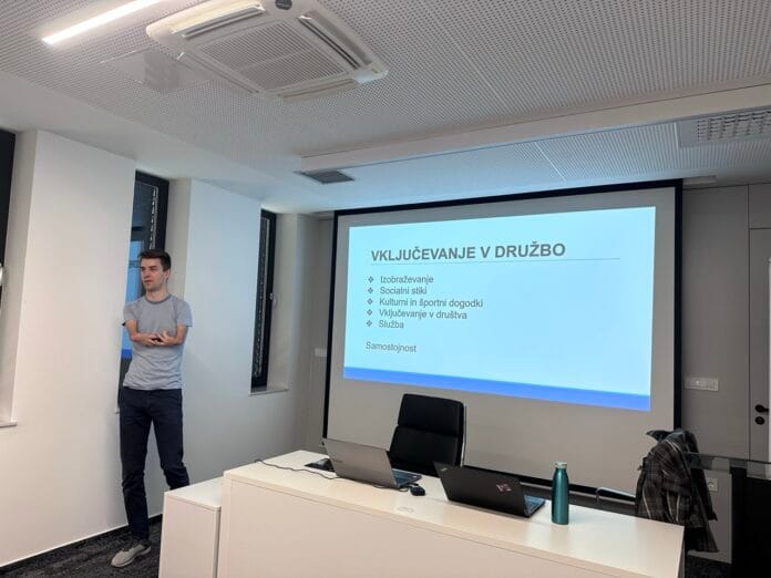 Predavatelj v učilnici med predstavitvijo o vključevanju v družbo.