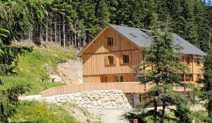 Udobna lesena hiša v naravi ob gozdu, popolna za oddih in sprostitev.